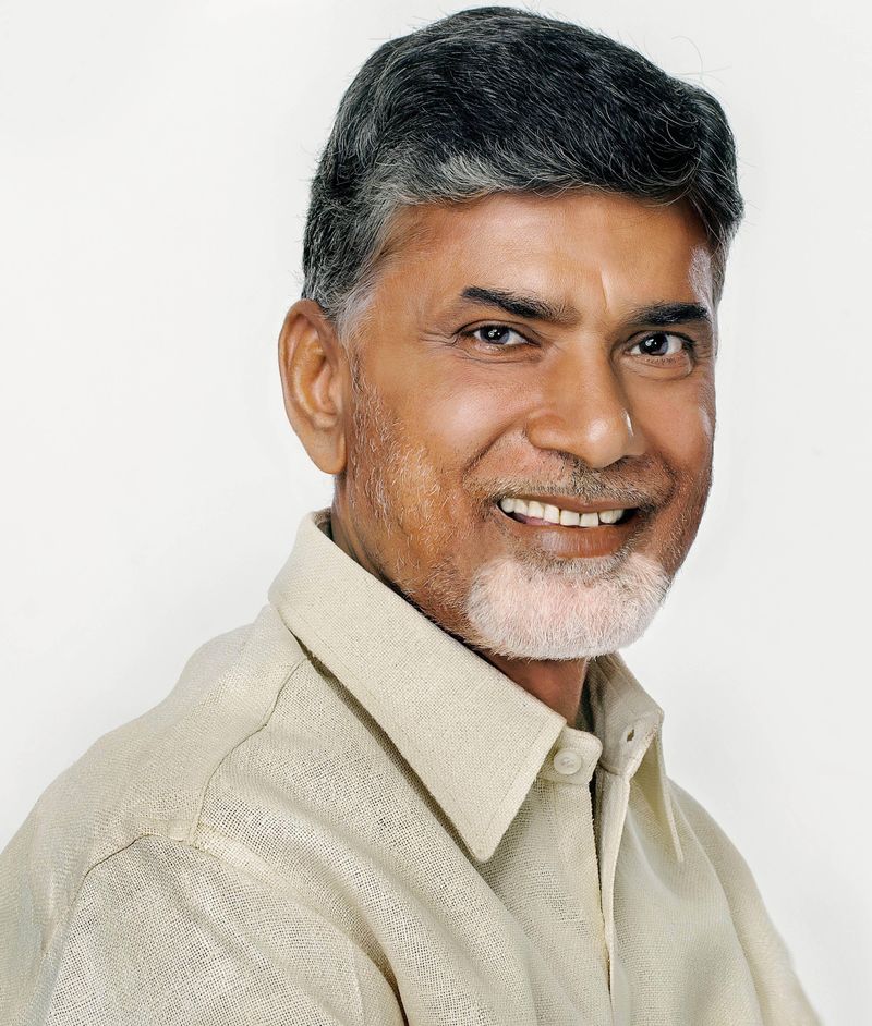 అయితే ఎన్నికలకు ముందు ఇతర పార్టీలకు చెందిన నేతలను టీడీపీలో చేర్చుకోవడంతో పాటు కొంతకాలంగా చోటు చేసుకొన్న పరిణామాలపై కొందరు నేతలు పార్టీని వీడుతున్నారు. ఇదే సమయాన్ని ఆసరాగా చేసుకొని ప్రత్యర్ధి పార్టీలు కూడ టీడీపీని బలహీనపర్చేందుకు పావులు కదుపుతున్నాయి.