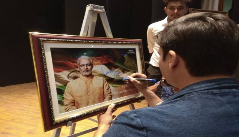 ৯ এপ্রিল এই ছবি সেনসর বোর্ডের ছাড়পত্র পায়। ছবিটি নির্বাচন চলাকালীনই মুক্তি পাওয়ার কথা ছিল। কিন্তু বিজেপি বিরোধীরা দাবি করে, এই ছবি নির্বাচনের সময়ে প্রোপাগ্যান্ডার মতো কাজ করবে, যা নির্বাচনী বিধিকে লঙ্ঘন করবে। সেই ছবির মুক্তি আটকে দেয় কমিশন।