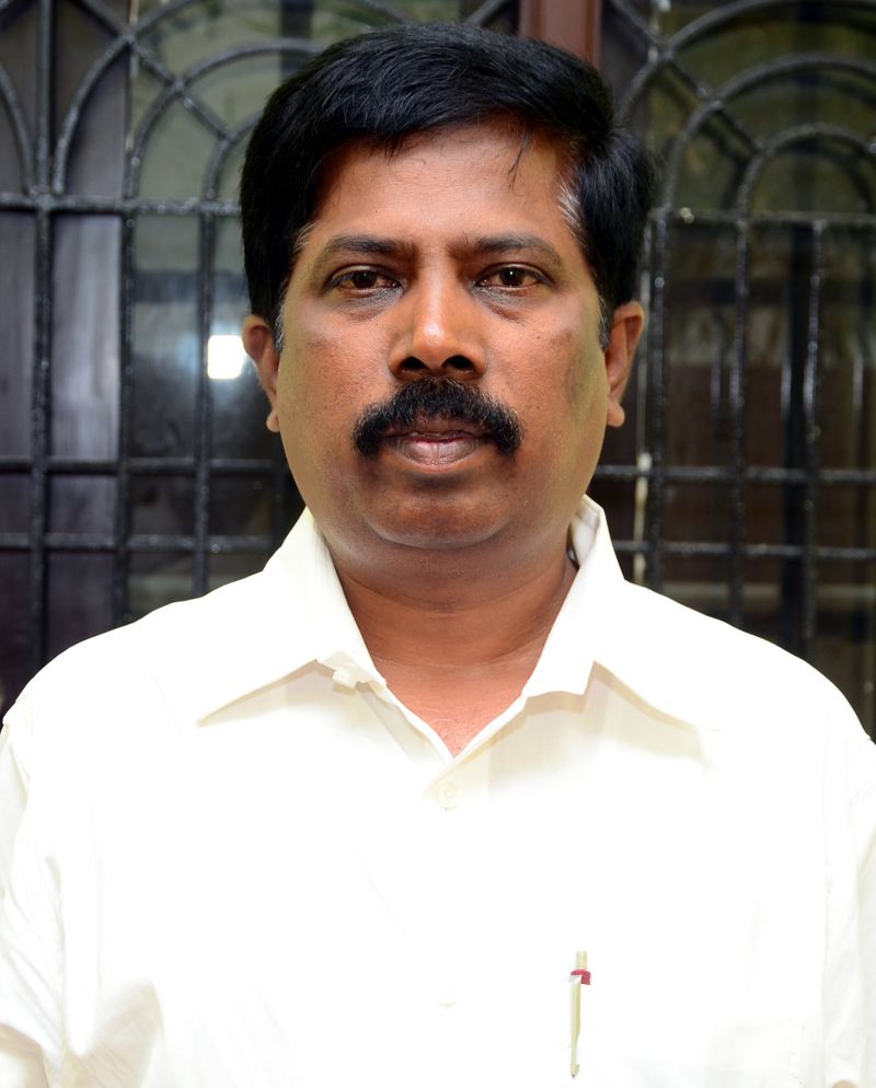 ఈయనొక్కడేకాదు సూళ్లూరుపేట ఎమ్మెల్యే కిలివేటి సంజీవయ్య సైతం ట్రీట్మెంట్ కోసం రాష్ట్రం దాటారు. ఆయన చెన్నైలోని ఒక కార్పొరేట్ ఆసుపత్రిలో ట్రీట్మెంట్ పొందుతున్నారని టీడీపీ వర్గాలు ఆరోపిస్తున్నాయి. టీడీపీ వర్గాల ఆరోపణను అటుంచితే... రాష్ట్రంలోని నాయకులకు కరోనా వస్తే రాష్ట్రంలోని ఆసుపత్రులు నయం చేయలేవా అనేది ఇక్కడ ఉత్పన్నమవుతున్న ప్రశ్న. 