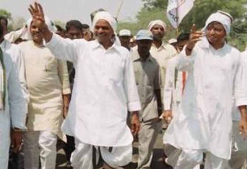 2004 అసెంబ్లీ ఎన్నికలకు ముందు ఉమ్మడి ఏపీ రాష్ట్రంలో అప్పటి సీఎల్పీ నేత వైఎస్ రాజశేఖర్ రెడ్డి పాదయాత్ర నిర్వహించారు. పాదయాత్ర సమయంలో రైతులకు ఉచిత విద్యుత్ను ఇస్తామని వైఎస్ఆర్ హామీ ఇచ్చారు.ఈ హమీపై ప్రజల నుండి పెద్ద ఎత్తున స్పందన వచ్చింది. ఆ సమయంలో అధికారంలో ఉన్న టీడీపీ నేతలు మాత్రం ఉచిత విద్యుత్ సాధ్యం కాదని చెప్పారు.