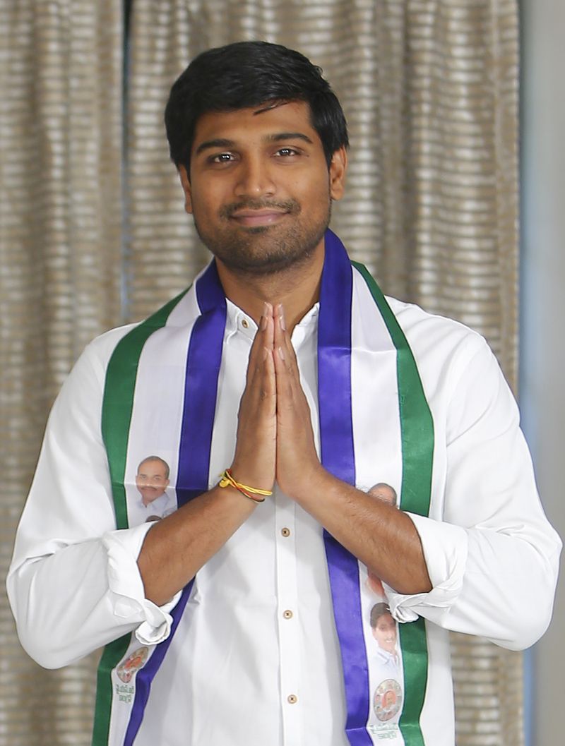 ఎంపీ లావు శ్రీకృష్ణదేవరాయలు ను విడదల రజిని వర్గీయులు మొన్న చిలకలూరిపేటలో అడ్డుకోవడానికి కారణం..... ఆయన రాజశేఖర్ జన్మదినోత్సవ వేడుకలకు హాజరవ్వడానికి రావడమే అని అంటున్నారు. 