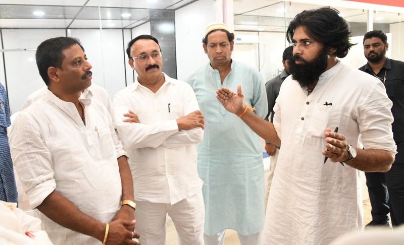 రానున్న 25 ఏళ్ల భవిష్యత్తు దిశగా పార్టీని బలోపేతం చేస్తానని అంటున్నారు. తప్పకుండా రాజకీయాల్లో కొనసాగుతానని చెబుతున్నారు. అయితే పవన్ పార్టీని నడిపించాలంటే ఆర్థికంగా కూడా ఎంతో కొంత బలంగా ఉండాలి.