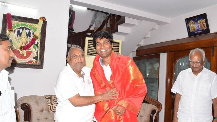 ysrcp mp Krishnadevaraya who has taken the blessings of Rayapati sambasiva rao ysrcp mp Krishnadevaraya who has taken the blessings of Rayapati sambasiva rao