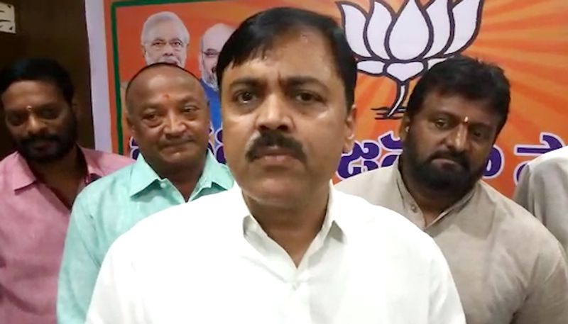 వైయస్ జగన్మోహన్ రెడ్డి పట్ల బీజేపీ దోబూచులాడుతుందా అంటే అవుననే సమాధానాలు వస్తున్నాయి. వైయస్ జగన్మోహన్ రెడ్డి ముఖ్యమంత్రిగా ప్రమాణ స్వీకారం చేసి నెల రోజులు కూడా పూర్తి కాలేదు. ఇంతలోనే బీజేపీ జాతీయ నేత, రాజ్యసభ సభ్యుడు జీవీఎల్ నరసింహారావు విమర్శలు స్టార్ట్ చేశారు.