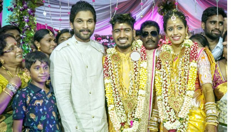 స్టైలిష్ స్టార్ అల్లు అర్జున్ అసిస్టెంట్ కొరియోగ్రాఫర్ శిరీష్ వేడుకలో సందడి చేశారు. హైదరాబాద్ లో శనివారం నాడు జరిగిన ఈ పెళ్లి వేడుకకు బన్నీ హాజరయ్యి అందరినీ ఆశ్చర్యపరిచారు.