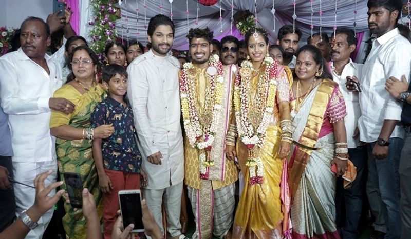 బన్నీ రాకతో నూతన వధూవరులతో పాటు వారి బంధువులు ఆనందంలో మునిగిపోయారు.