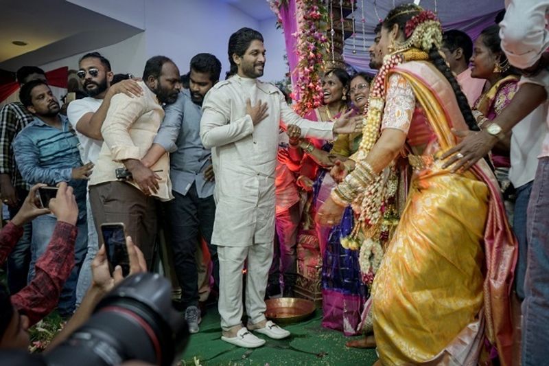 బన్నీ ఇచ్చిన ప్రోత్సాహంతో టాలీవుడ్లో అసిస్టెంట్ కొరియోగ్రాఫర్గా రాణిస్తున్నాడు శిరీష్. ఈ సాన్నిహిత్యంతోనే ఇవాళ శిరీష్ పెళ్లికి ఆయన హాజరయ్యారు.
