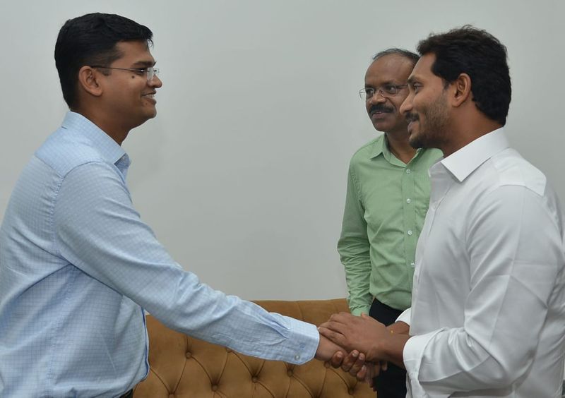 జగన్ వద్దకు క్యూ కట్టిన అధికారులు