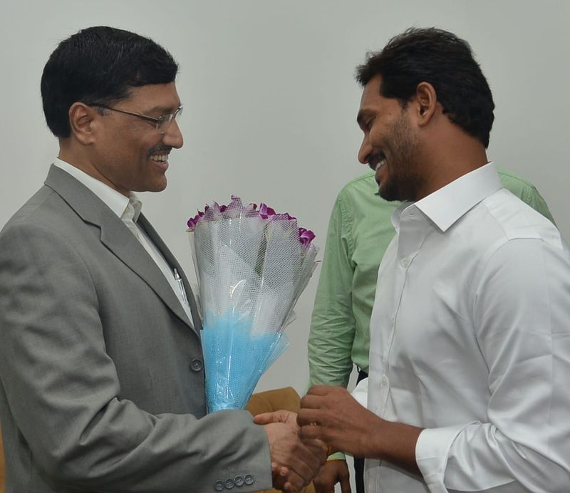 జగన్ వద్దకు క్యూ కట్టిన అధికారులు