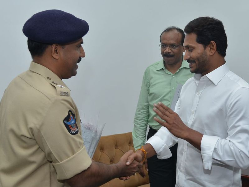 జగన్ వద్దకు క్యూ కట్టిన అధికారులు
