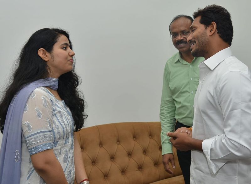 జగన్ వద్దకు క్యూ కట్టిన అధికారులు