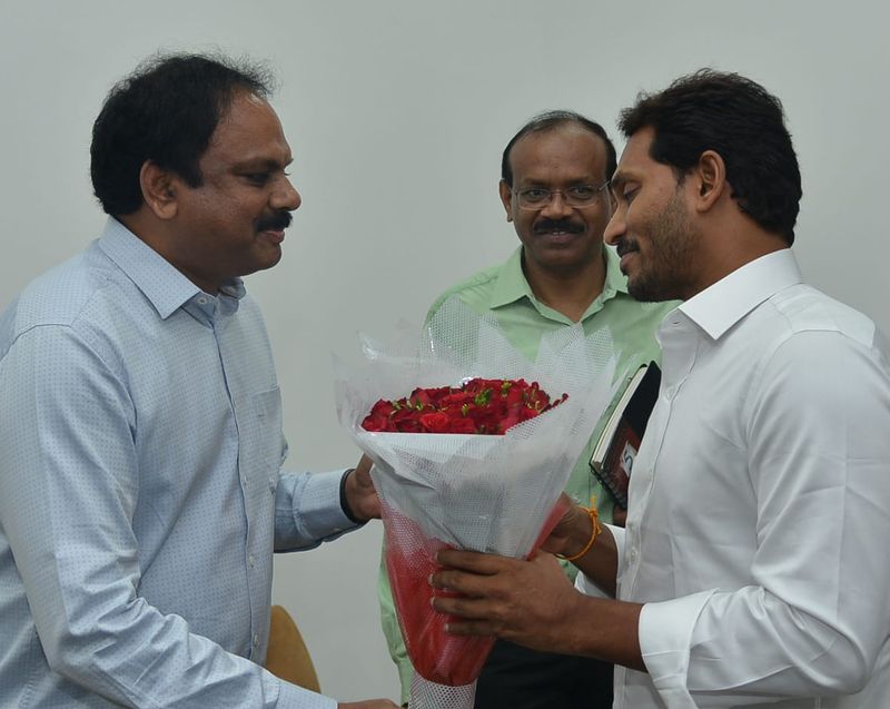 జగన్ వద్దకు క్యూ కట్టిన అధికారులు