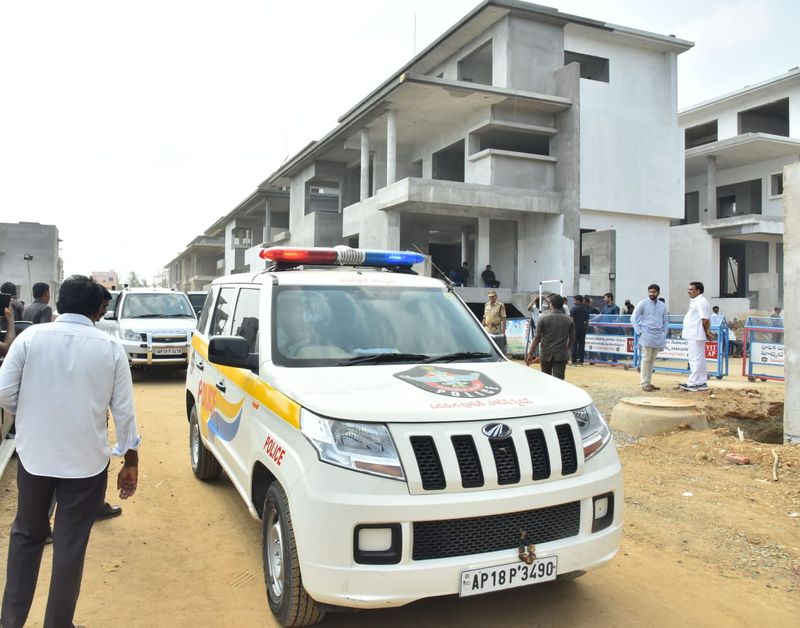 జగన్ వద్దకు క్యూ కట్టిన అధికారులు
