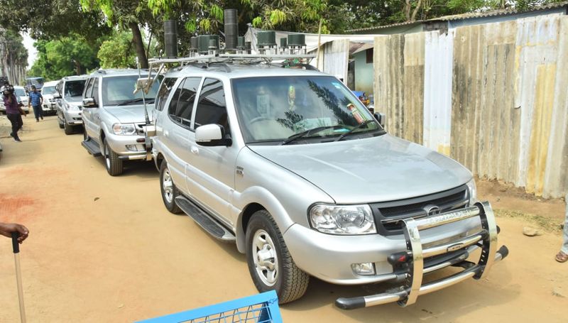 జగన్ వద్దకు క్యూ కట్టిన అధికారులు