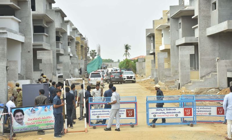 జగన్ వద్దకు క్యూ కట్టిన అధికారులు
