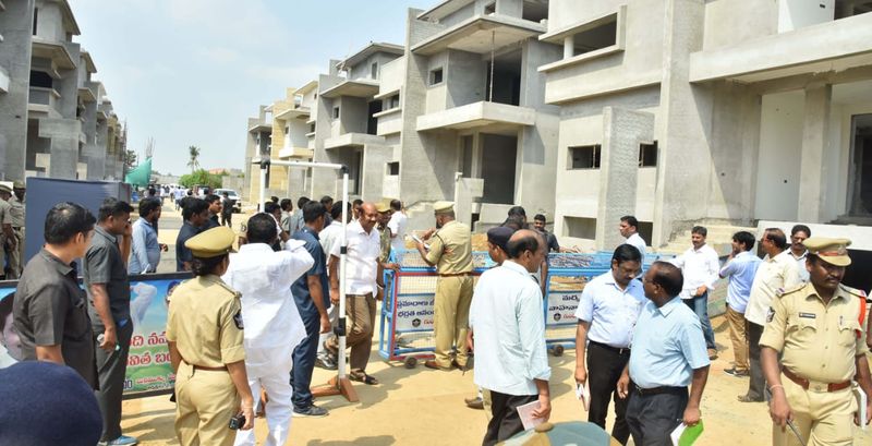 జగన్ వద్దకు క్యూ కట్టిన అధికారులు