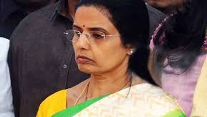 chandrababu arrested at airport:babu wife Bhuvaneshwari arrives to visakapatnam chandrababu arrested at airport:babu wife Bhuvaneshwari arrives to visakapatnam