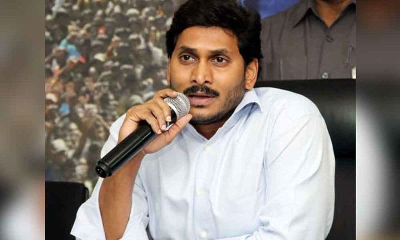 తనకు ఇచ్చిన పదవిని ఒక బాధ్యతగా భావిస్తూ ఉమ్మారెడ్డి వెంకటేశ్వర్లు మరింత కమిట్మెంట్ తో పార్టీకి సేవ చేసే విషయంలో మరింత కమిట్మెంట్ గా పనిచేసేవారని తెలుస్తోంది. వైయస్ఆర్ కాంగ్రెస్ పార్టీకి సంబంధించి డ్రాఫ్టింగ్ విషయంలో ఉమ్మారెడ్డి అద్భుతమని ఆ పార్టీలో ప్రచారం ఉంది.