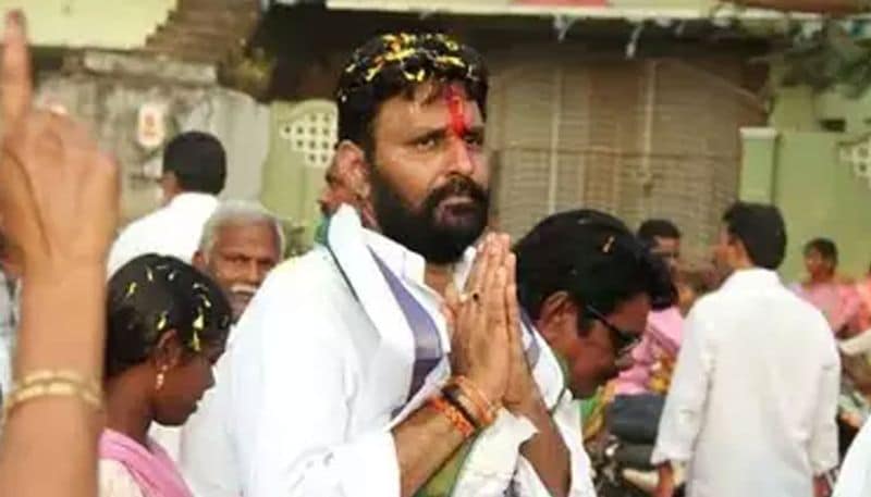 ysrcp faces problems from Ap minister kodalinani's aggressive comments lns