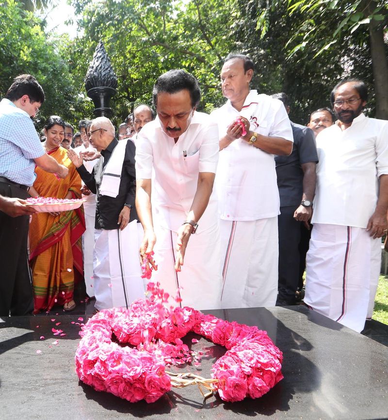 The photos of the entire DMK to Karunanidhi Samadhi ..!