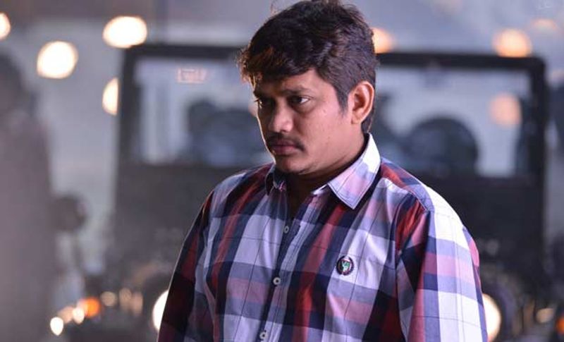 సంతోష్ శ్రీనివాస్ - 'కందిరీగ' చిత్రంతో మాస్ లో ఫాలోయింగ్ తెచ్చుకున్న ఈ డైరెక్టర్ ఆ తరువాత ఎన్టీఆర్ తో 'రభస' సినిమా తీశాడు. అది ఫ్లాప్ అవ్వడంతో చాలా కాలం అవకాశాలు లేకుండా ఉండిపోయాడు. మధ్యలో 'హైపర్' సినిమా తీసిన వర్కవుట్ కాలేదు.