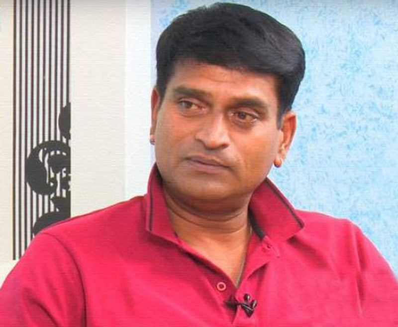 రవిబాబు - 'అల్లరి', 'అబ్బాయిలు అమ్మాయిలు', 'అనసూయ', 'నచ్చావులే' వంటి చిత్రాలతో మంచి డైరెక్టర్ గా గుర్తింపు తెచ్చుకున్నాడు. డిఫరెంట్ సినిమాలు తీయడానికి ఆరాటపడుతుంటాడు. ఆ మధ్య పందితో సినిమా అంటూ హడావిడి చేశాడు. కానీ అది కాస్త ఫ్లాప్ అయింది.