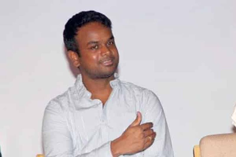 భాస్కర్ - 'బొమ్మరిల్లు' వంటి క్లాసిక్ సినిమా తీసిన ఈ దర్శకుడు 'ఒంగోలు గిత్త' సినిమా తరువాత టాలీవుడ్ లో కనిపించడం మానేశాడు. మళ్లీ ఇంతకాలానికి అఖిల్ తో సినిమా తీయడానికి రెడీ అవుతున్నాడు.