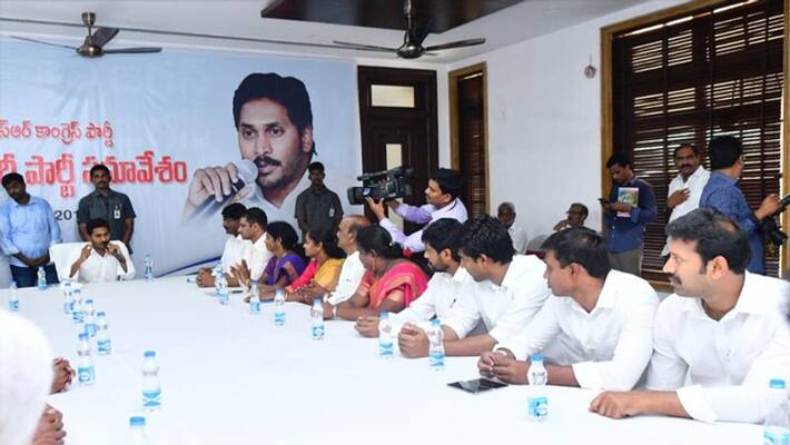YSRCP President YS Jagan in Parliamentary party meeting with MP's at Tadepalli party office YSRCP President YS Jagan in Parliamentary party meeting with MP's at Tadepalli party office