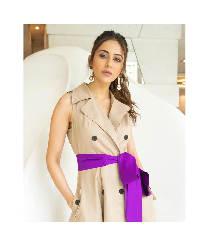 (Photo Courtesy_Instagram) వాటిని సోషల్ మీడియాలో షేర్ చేసి మరింతమంది ఫాలోవర్లను సంపాదించుకుంది.