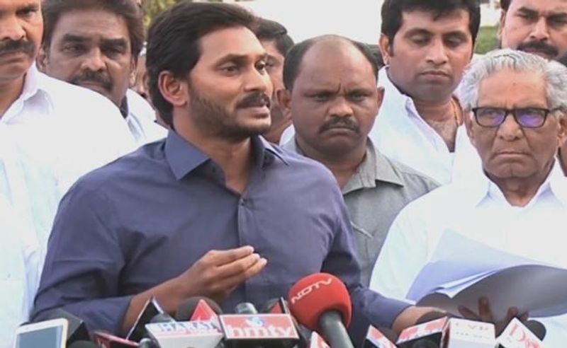 ఈ సమావేశానికి పార్టీ అధ్యక్షుడి హోదాలో జగన్ ఉన్నప్పటికీ ఆ సమావేశంలో అధ్యక్షత హోదా మాత్రం మళ్లీ ఉమ్మారెడ్డి వెంకటేశ్వర్లుకే కట్టబెట్టారు వైయస్ జగన్. శాసన సభాపక్ష సమావేశంలో వైయస్ జగన్ పక్కన కూర్చున్న ఒకే ఒక్క నాయకుడు ఉమ్మారెడ్డి వెంకటేశ్వర్లు.