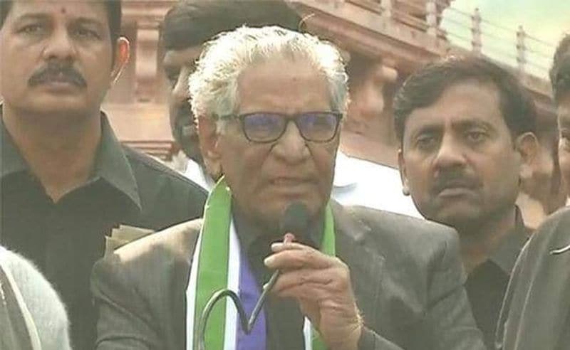 ప్రజాసంకల్పయాత్రలో భాగంగా వైయస్ఆర్ కాంగ్రెస్ పార్టీ అధినేత వైయస్ జగన్మోహన్ రెడ్డి ఏడాదికాలం పైగా ప్రజల మధ్యే ఉన్నారు. ఈలోగా పార్టీ వ్యవహారాలు, అధికార పార్టీపై విమర్శల దాడి అనుసరించాల్సిన వ్యూహాలను సిద్ధం చేసింది ఉమ్మారెడ్డి వెంకటేశ్వర్లేనని పార్టీలో టాక్.