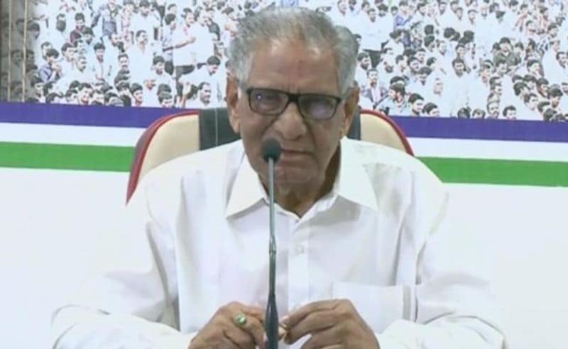 ఉమ్మారెడ్డి వెంకటేశ్వర్లు కమిట్మెంట్ పనితనం, నిస్వార్థ రాజకీయం గురించి తెలుసుకున్న వైయస్ జగన్ ఆయన అడగకుండానే అన్ని ఇస్తున్నారని పార్టీలో ప్రచారం జరుగుతుంది. ఉమ్మారెడ్డి వెంకటేశ్వర్లు అడగకుండానే ఎమ్మెల్సీ ఇచ్చినా వైయస్ జగన్ , శాసనమండలి ప్రతిపక్ష నేతగా కూడా చేశారు.