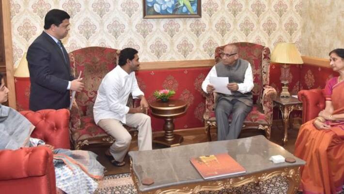 Governor Narasimhan arrives at Vijayawada Governor Narasimhan arrives at Vijayawada