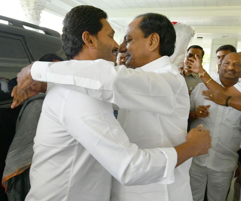 ప్రతీ ఒక్కనేతను వైయస్ జగన్ ఆప్యాయంగా పలకరించారు. ఇకపోతే వైయస్ జగన్ దంపతులతోపాటు వైయస్ఆర్ కాంగ్రెస్ పార్టీ రాజ్యసభ సభ్యుడు విజయసాయిరెడ్డి, రాజంపేట ఎంపీ మిథున్ రెడ్డిలు కూడా కేసీఆర్ ఇంటికి వెళ్లారు.