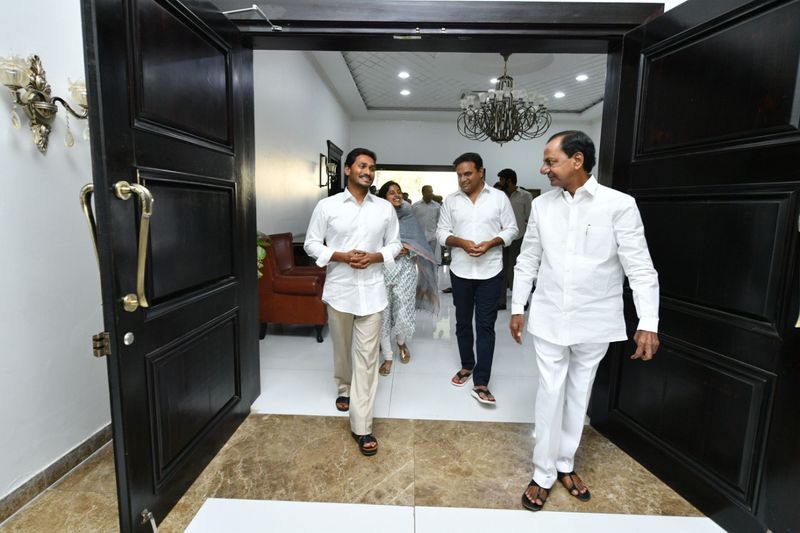 . మరో ఎంపీ మిథున్ రెడ్డిని తెలంగాణ సీఎం కేసీఆర్ ఆప్యాయంగా కౌగిలించచుకున్నారు. రెండోసారి ఎంపీగా గెలిచిన సందర్భంగా అభినందనలు తెలిపారు.