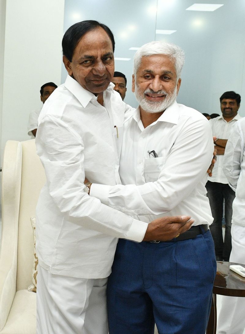 విజయసాయిరెడ్డి తెలంగాణ సీఎం కేసీఆర్ కు పాదాభివందనం చేశారు. ఆయన ఆశీస్సులు తీసుకున్నారు.