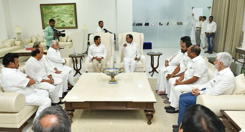 అనంతరం తెలంగాణ రాష్ట్రానికి చెందిన స్పీకర్ పోచారం శ్రీనివాసరెడ్డితోపాటు మంత్రులు తలసాని శ్రీనివాస్ యాదవ్, శ్రీనివాస్ గౌడ్ లతోపాటు పలువురు మంత్రులు, ఎంపీలు, ఎమ్మెల్యేలు, ఎమ్మెల్సీలను కేసీఆర్ స్వయంగా పరిచయం చేశారు.