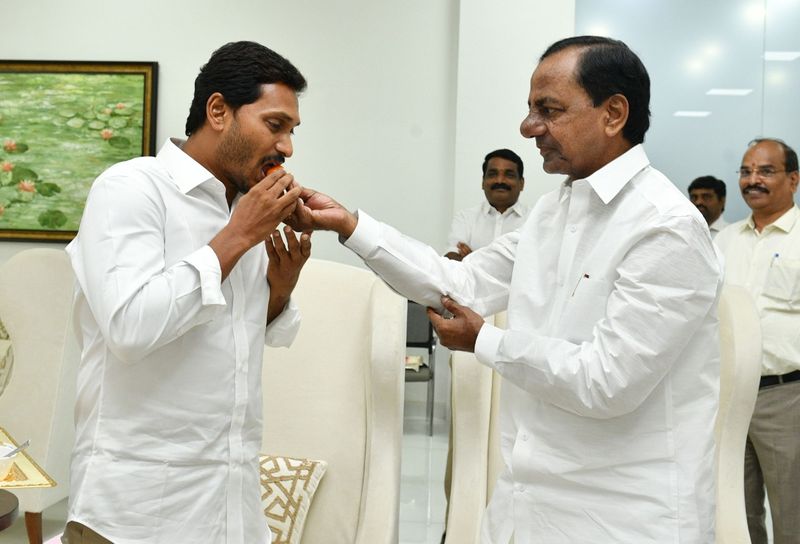 కేసీఆర్ వైయస్ జగన్ ను ఆలింగనం చేసుకుని శుభాకాంక్షలు తెలిపారు. అనంతరం స్వీట్ తినిపించారు. టీఆర్ఎస్ వర్కింగ్ ప్రెసిడెంట్ కేటీఆర్ వైయస్ జగన్ ను కౌగిలించుకున్నారు.