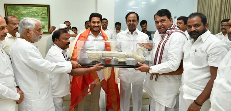 అనంతరం వైయస్ జగన్ తో ముచ్చటించారు. వైయస్ జగన్ కు శాలువా కప్పారు.