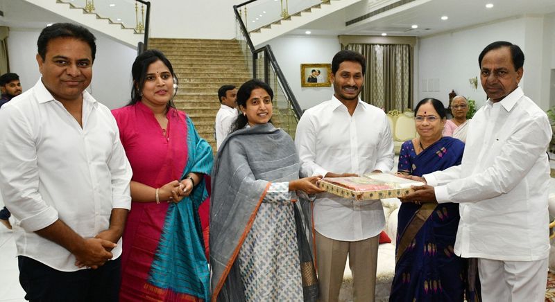 ఆంధ్రప్రదేశ్ రాష్ట్రంలో భారీ విజయం అందుకున్నారంటూ అభినందనలు తెలిపారు. వైయస్ భారతిని లోపలికి ఆహ్వానించిన కేసీఆర్ భార్య కోడలను పరిచయం చేశారు.