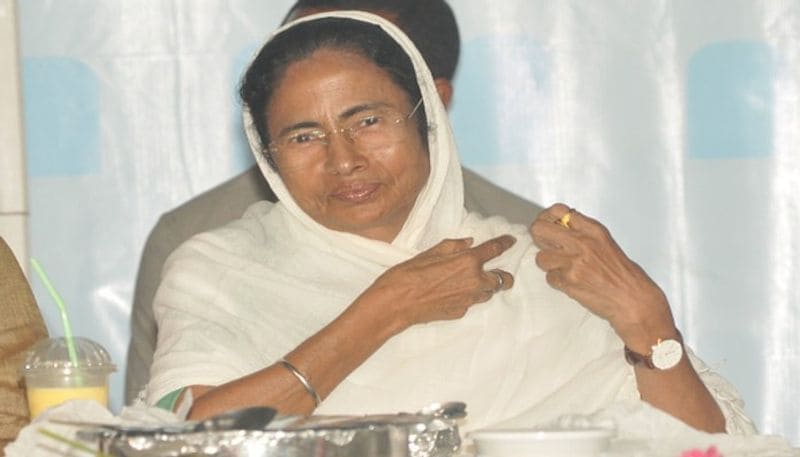<p style="text-align: justify;"><strong>বাংলার রাজনীতিতে আমূল পরিবর্তন</strong></p>
<p style="text-align: justify;">২০১৯ সালের লোকসভা নির্বাচনের পর থেকেই পশ্চিমবঙ্গের রাজনৈতিক সংস্কৃতিতে একটা বিরাট পরিবর্তন ঘটেছে। গত তিন দশক বাংলার রাজনীতির আবর্তিত হতো মুসলিম ভোট (মোট ভোটারের প্রায় ২৯ শতাংশ)-কে কেন্দ্র করে। তাদের যারা ১৯৯০-এর দশকে বামফ্রন্ট প্রতিষ্ঠান-বিরোধীতার মোকাবিলায় এই ভোট ব্যাঙ্ক ব্যবহার করেছিল। ২০১১ সাল থেকে এই ভোট ব্যাঙ্ক সরে গিয়েছিল মমতা বন্দ্যোপাধ্যায়ের তৃণমূল কংগ্রেসের দিকে। পরিবর্তনটা ঘটে ২০১৯ সালের লোকসভা নির্বাচনে। যার ফলে বাংলার ভোট এখন সংখ্যালঘু ভোট ব্যাঙ্ক নয়, সংখ্যাগুরু ভোটব্যাঙ্ককে কেন্দ্র করে আবর্তিত হচ্ছে।</p>