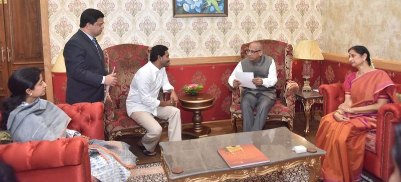 ఈ సందర్భంగా శాసనసభాపక్ష సమావేశ తీర్మానాన్ని జగన్ గవర్నర్కు అందజేశారు. ప్రభుత్వ ఏర్పాటుకు అనుమతించాలని గవర్నర్ ను జగన్ కోరారు.
