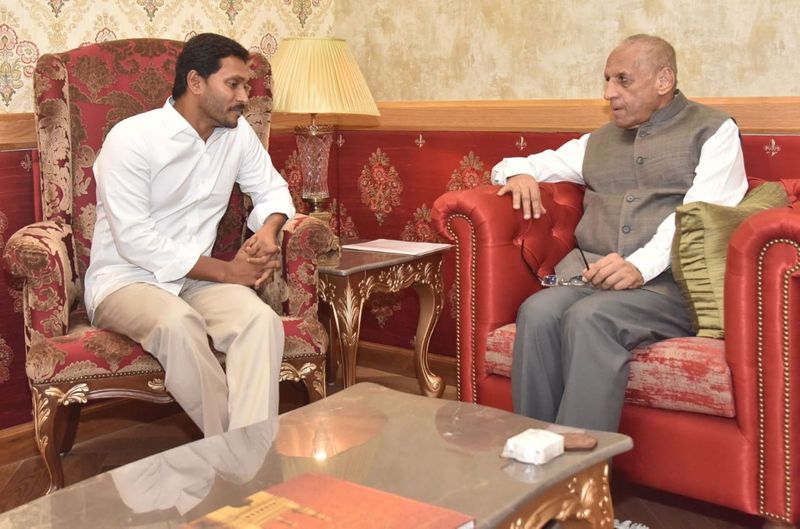 ఈనెల 30న విజయవాడలోని ఇందిరాగాంధీ మున్సిపాలిటీ స్టేడియంలో మధ్యాహ్నాం 12.23 నిమిషాలకు వైయస్ జగన్మోహన్ రెడ్డి ముఖ్యమంత్రిగా ప్రమాణ స్వీకారం చేయబోతున్నారు.