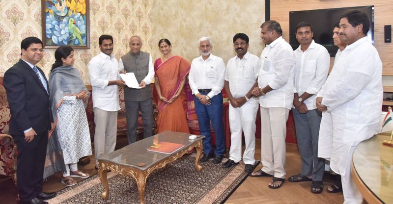 వైయస్ జగన్ తోపాటు ఆయన సతీమణి వైయస్ భారతి, వైసీపీ నేతలు విజయసాయిరెడ్డి, బొత్స సత్యనారాయణ, మిథున్ రెడ్డి, ధర్మాన ప్రసాదరావు, ఆదిమూలపు సురేష్ బుగ్గన రాజేంద్రనాథ్ రెడ్డిలు గవర్నర్ ను కలిశారు.