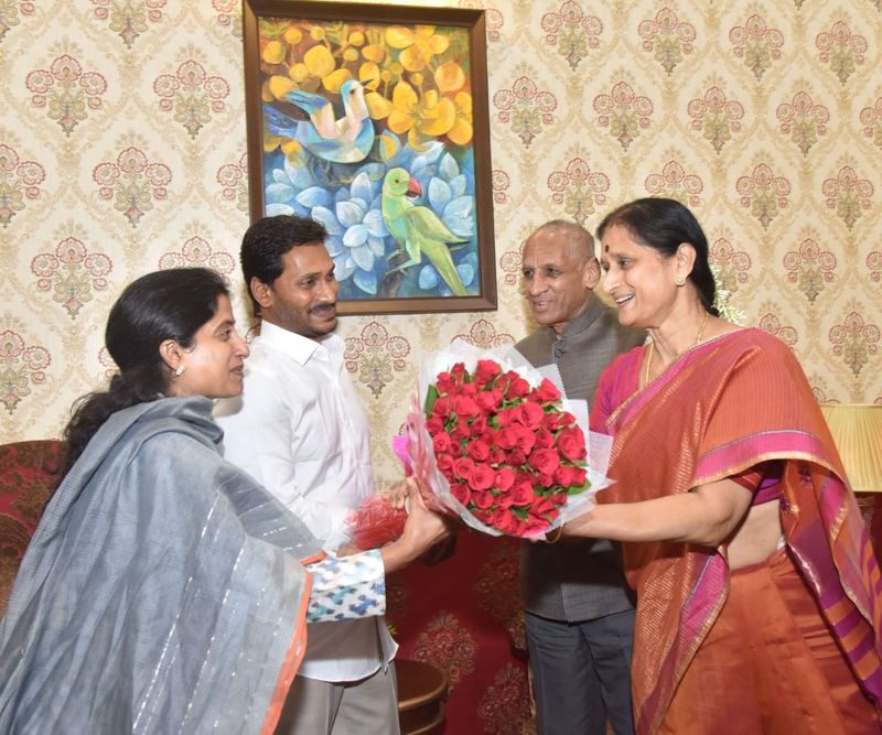 వైయస్ఆర్ కాంగ్రెస్ పార్టీ అధినేత, ఆంధ్రప్రదేశ్ రాష్ట్రానికి కాబోయే సీఎం వైయస్ జగన్ తెలుగు రాష్ట్రాల గవర్నర్ నరసింహన్ ను కలిశారు.
