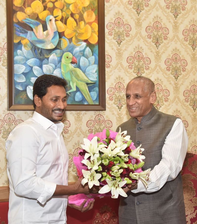 రాజభవన్ కు చేరుకున్న వారికి గవర్నర్ నరసింహన్ దంపతులు స్వాగతం పలికారు.