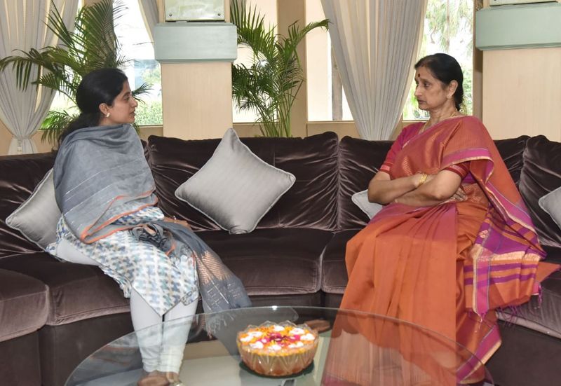 అనంతరం వైయస్ జగన్, ఆయన సతీమణి వైయస్ భారతిలు జగన్ ప్రమాణ స్వీకారానికి రావాల్సిందిగా ఆహ్వానించారు