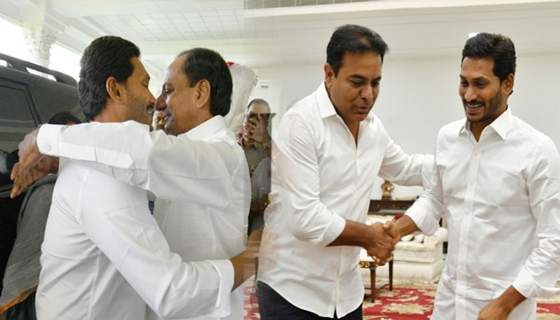 జగన్ స్వయంగా వచ్చి ఆహ్వానిస్తే ప్రమాణస్వీకారోత్సవానికి వెళ్లే విషయమై ఆలోచిస్తే బాగుంటుండేదని పార్టీ సీనియర్ నేత గోరంట్ల బుచ్చయ్య చౌదరి అభిప్రాయపడ్డారు.