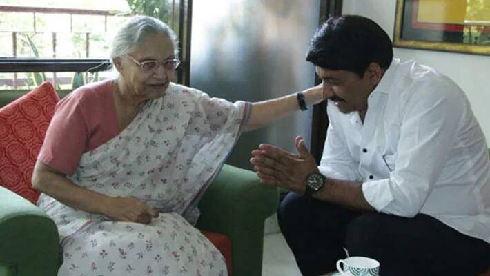 BJP leader Manoj Tiwari seeking blessings Sheila dixit in delhi BJP leader Manoj Tiwari seeking blessings Sheila dixit in delhi
