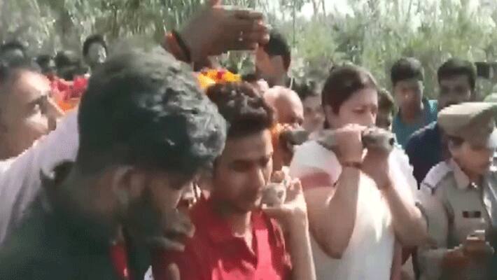 Smriti Irani helps carry mortal remains of BJP worker